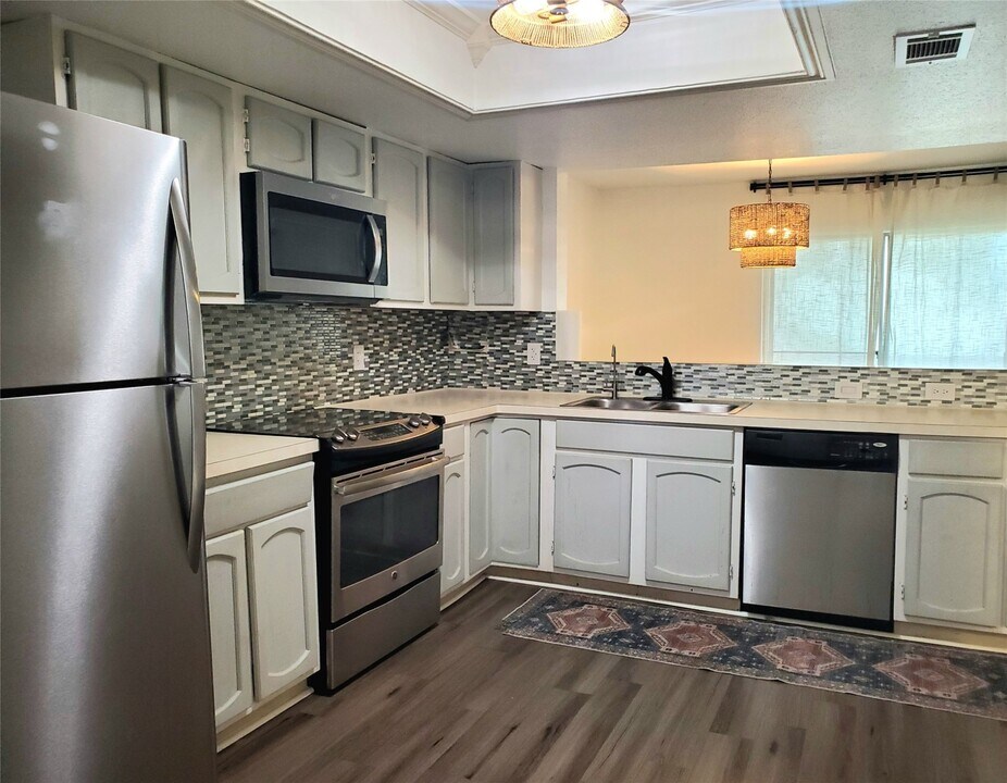 14555 Wunderlich Dr in Houston, TX - Building Photo