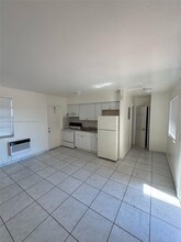 2451 NW 13th Ct in Fort Lauderdale, FL - Foto de edificio - Building Photo