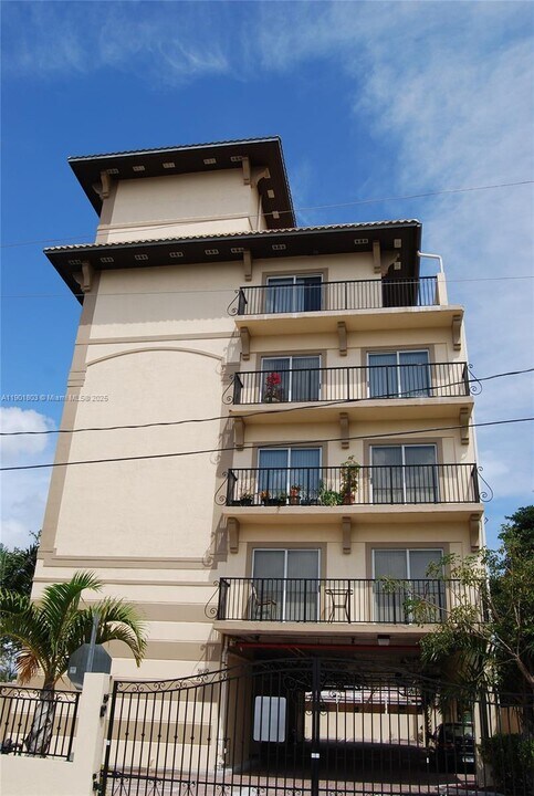 909 SW 15th Ave in Miami, FL - Building Photo