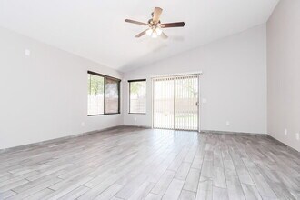 15881 W Latham St in Goodyear, AZ - Foto de edificio - Building Photo