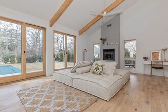 19 Renfrew Ln in East Hampton, NY - Building Photo - Building Photo