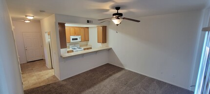 608 Marijean Way, Unit B in Redding, CA - Foto de edificio - Building Photo