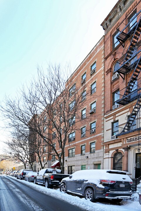 154 W 84th St in New York, NY - Building Photo