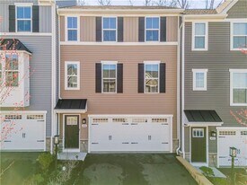 484 Greenwood Dr in Canonsburg, PA - Building Photo