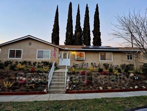 11529 Collett Ave in Los Angeles, CA - Foto de edificio - Building Photo