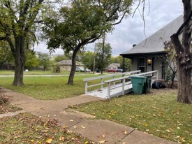 534 E Sycamore St in Sherman, TX - Building Photo