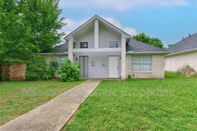 property at 914 W Houston St