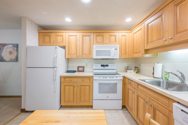 Putnam Village in Foxboro, MA - Building Photo - Interior Photo