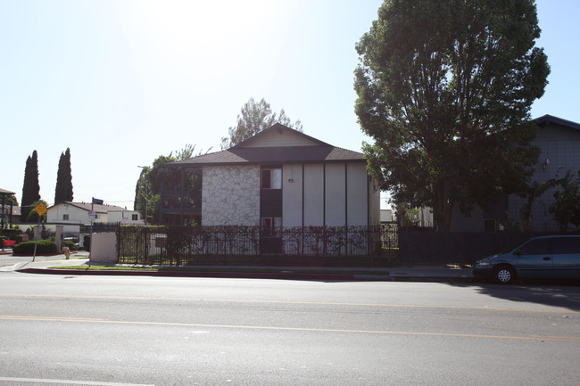 19200 Parthenia St in Northridge, CA - Building Photo - Building Photo