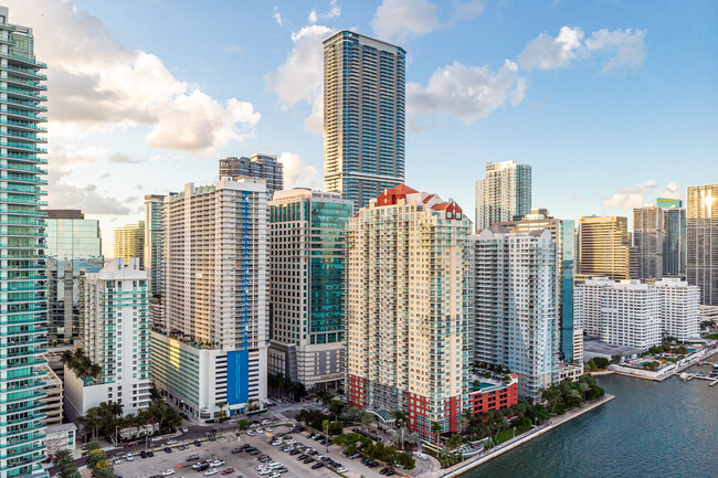 1200 Brickell Bay Dr, Unit 2122 in Miami, FL - Foto de edificio - Building Photo