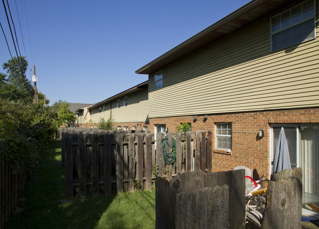 Elmore Court Apartments in Columbus, OH - Building Photo - Building Photo