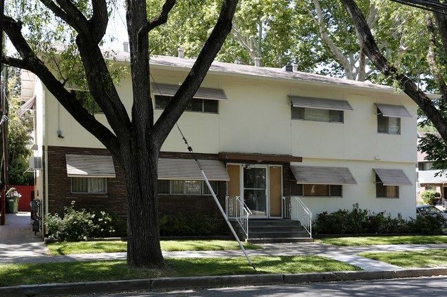 700 24th St in Sacramento, CA - Foto de edificio - Building Photo