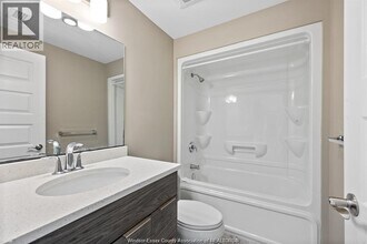955 Ouellette Ave in Windsor, ON - Building Photo - Building Photo