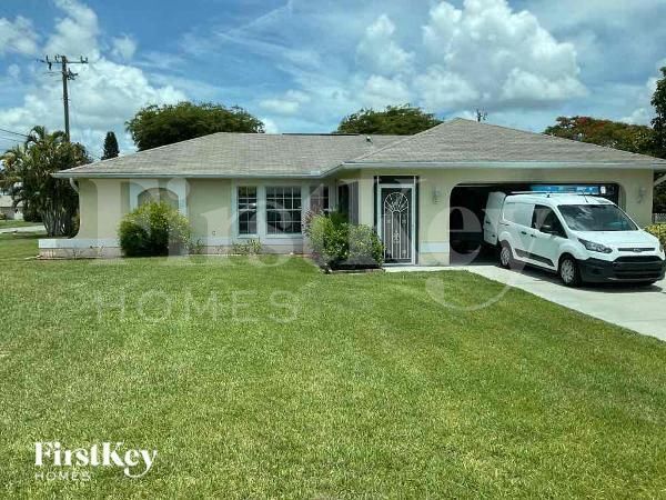 1101 SE 5th Terrace in Cape Coral, FL - Foto de edificio