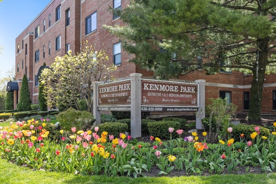 KENMORE PARK, LLC in Elmhurst, IL - Building Photo