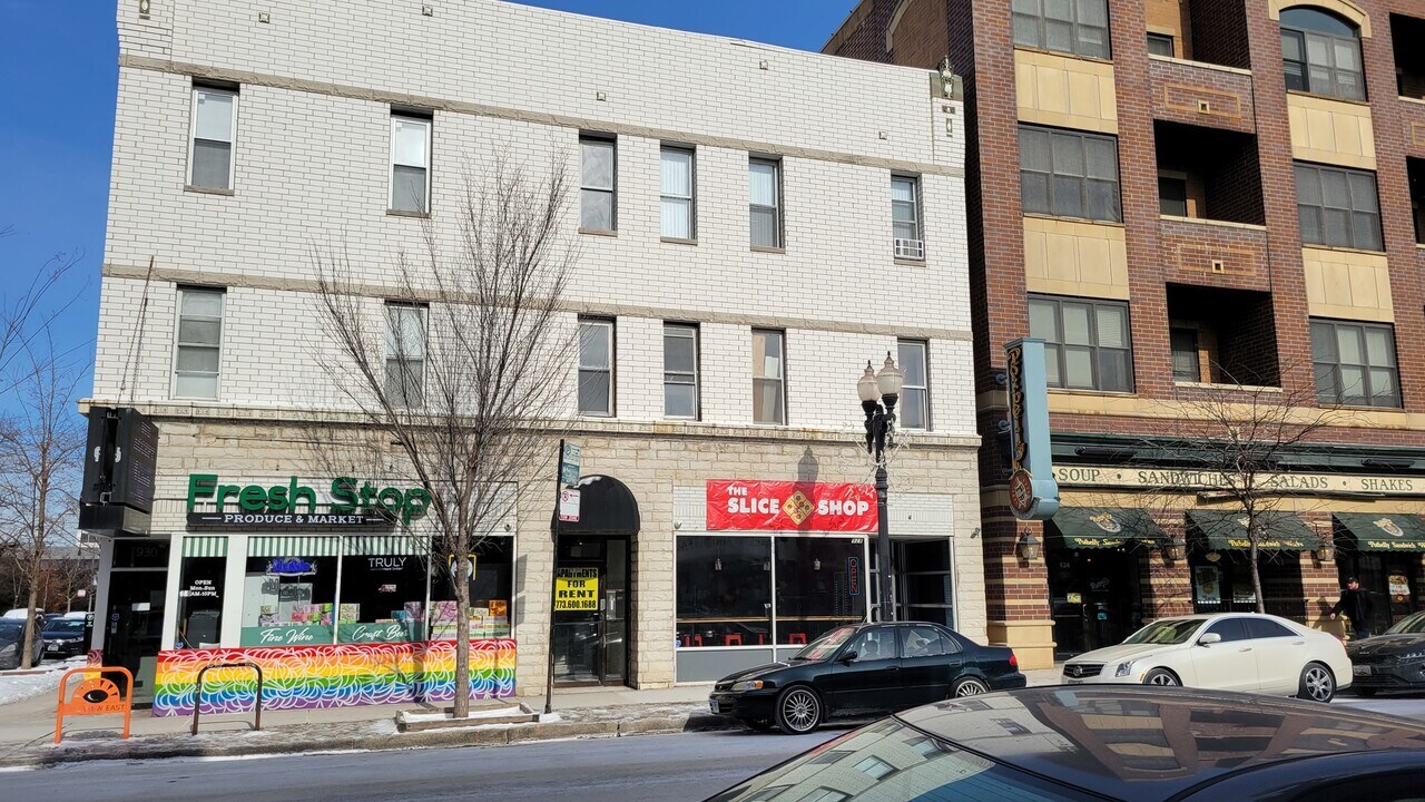 930 W Belmont Ave in Chicago, IL - Building Photo