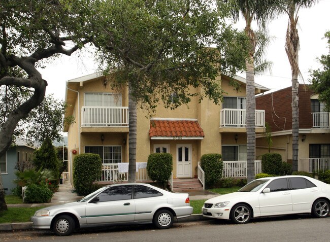 2354-2358 Florencita Ave in Montrose, CA - Foto de edificio - Building Photo