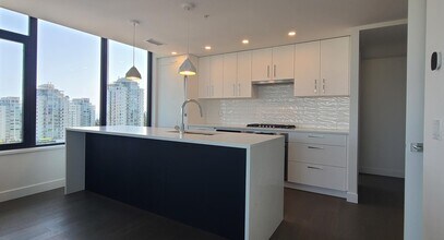 1588 Johnston Rd in White Rock, BC - Building Photo - Building Photo