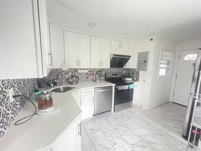 110 N Parkside Dr in Levittown, NY - Building Photo - Building Photo