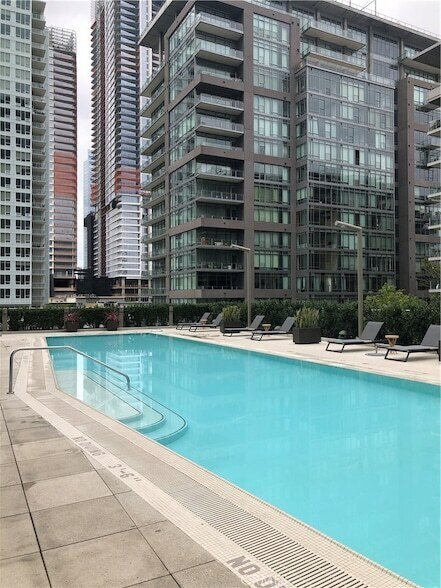 1155 S Grand Ave, Unit 1605 in Los Angeles, CA - Building Photo
