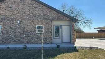 11 Paola St in Edinburg, TX - Building Photo
