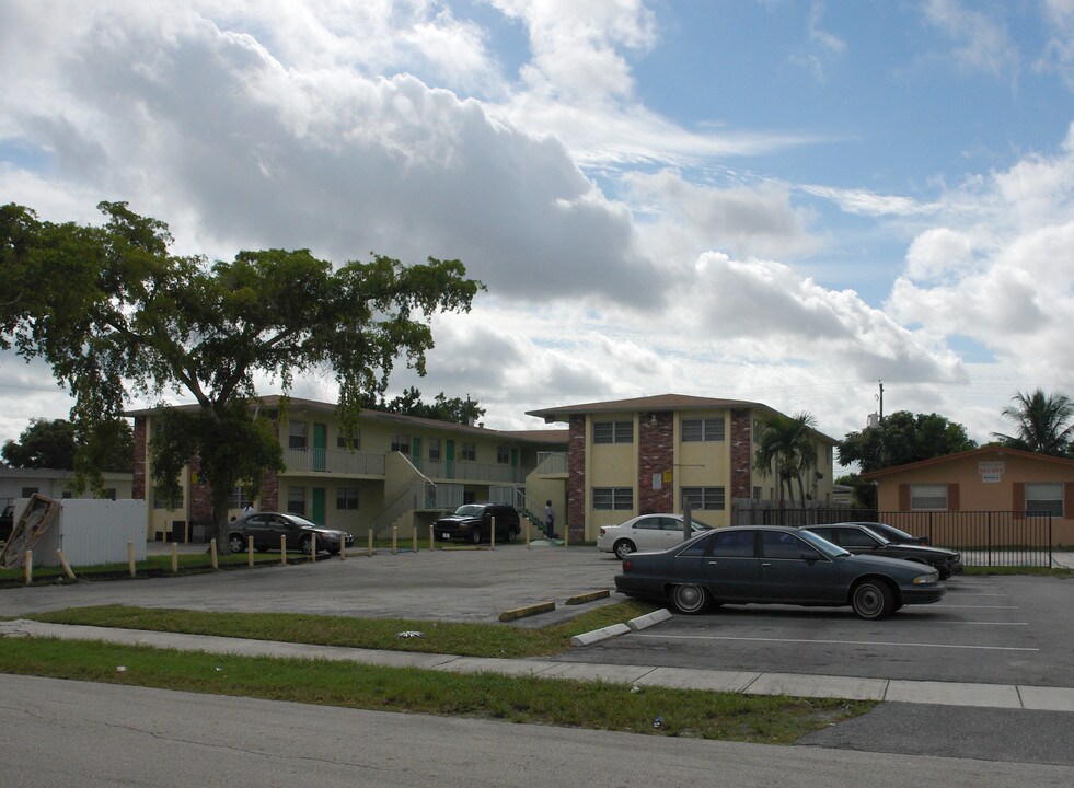 2220 Madison St in Hollywood, FL - Building Photo