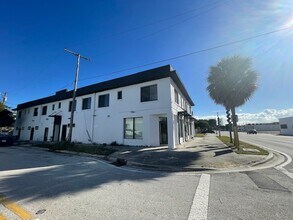 Lara Lena Apartments in West Palm Beach, FL - Building Photo - Building Photo