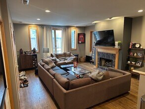 1070 N Milwaukee Ave in Chicago, IL - Building Photo - Building Photo