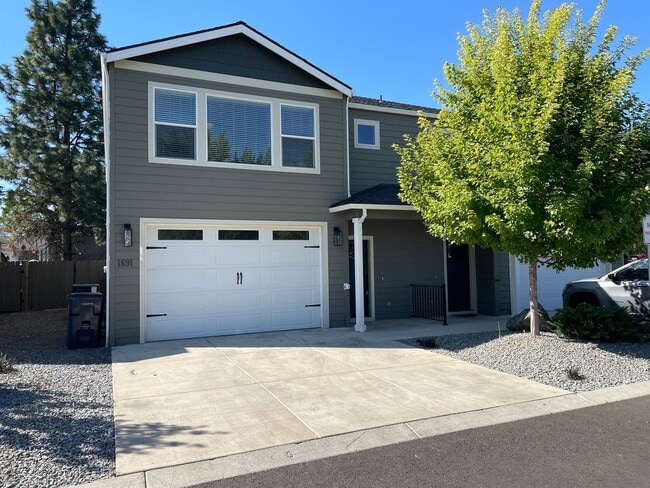 1691 S Columbus Ave in Medford, OR - Building Photo - Building Photo
