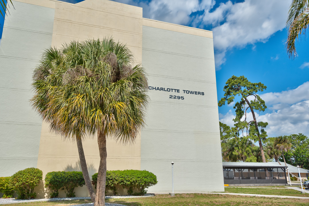 Charlotte Towers in Port Charlotte, FL - Foto de edificio