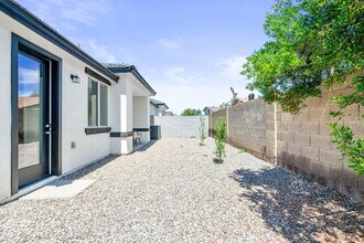 6606 W Paradise Ln in Glendale, AZ - Building Photo - Building Photo