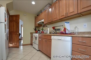 27 S Crescent Circuit, Unit B in Boston, MA - Building Photo