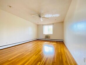 50 Green St, Unit 209 in Brookline, MA - Building Photo - Building Photo