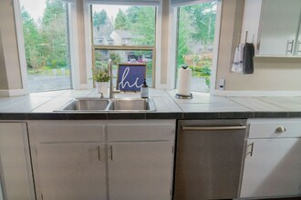 12245 SW Ann Ct in Tigard, OR - Building Photo - Building Photo