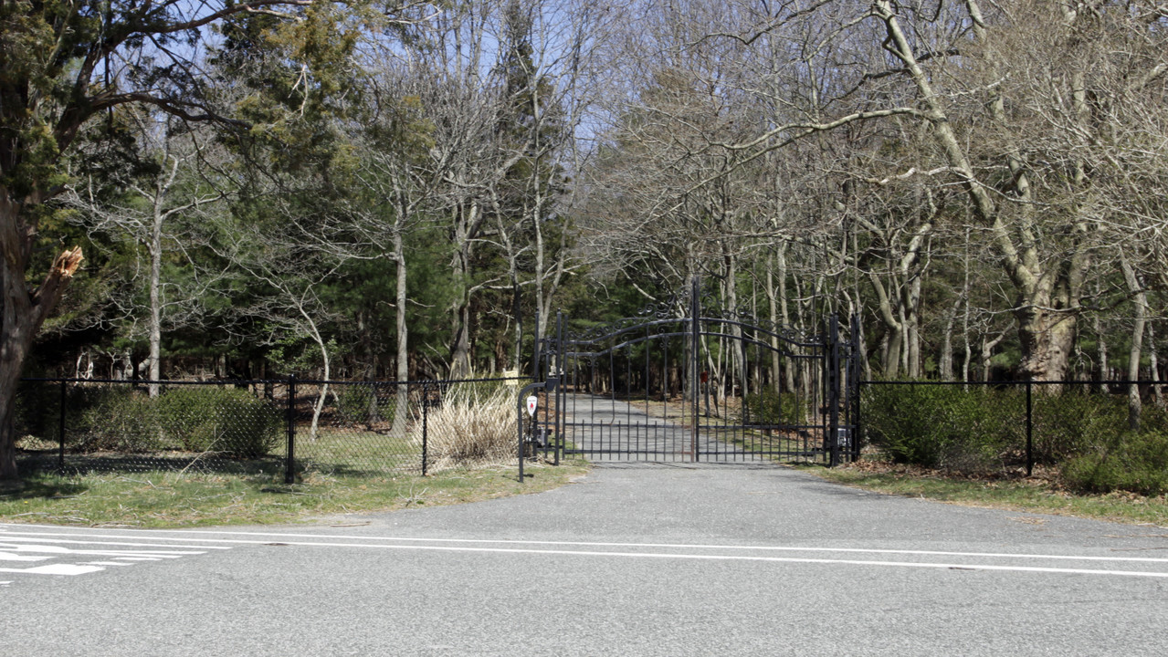 370 Ferry Rd in Sag Harbor, NY - Foto de edificio