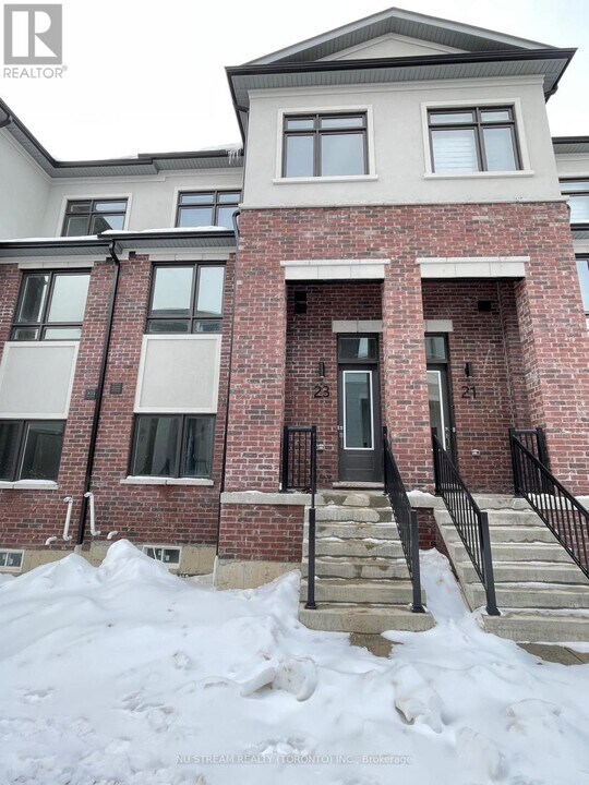 23 Chapple Ln. in Richmond Hill, ON - Building Photo