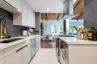 5005 Stoney Creek Rd in Culver City, CA - Building Photo - Building Photo