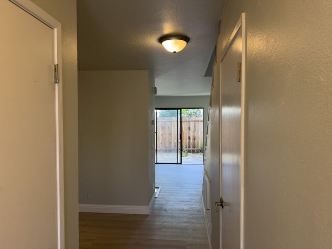 3322 Santa Rita Rd in Pleasanton, CA - Foto de edificio - Building Photo