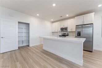 1480 Marsh Bird St in Las Vegas, NV - Building Photo - Building Photo