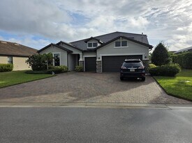 527 SE Vallarta Dr in Port St. Lucie, FL - Building Photo