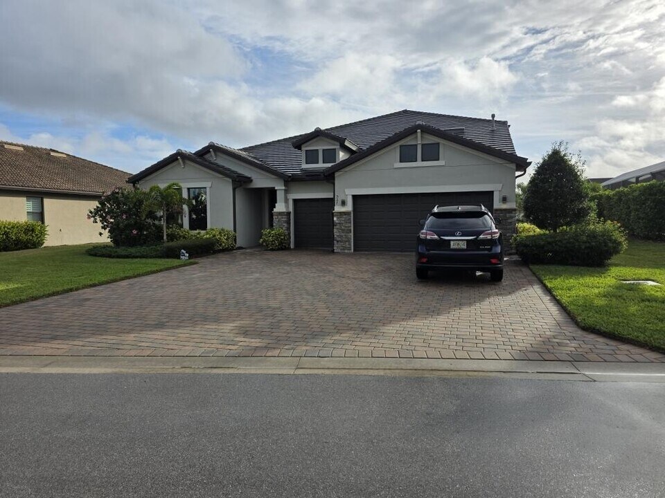 527 SE Vallarta Dr in Port St. Lucie, FL - Building Photo