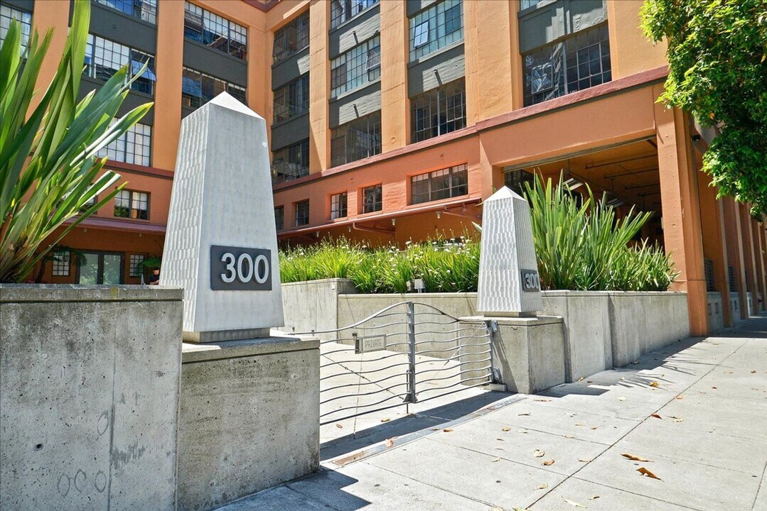 300 Beale St in San Francisco, CA - Building Photo