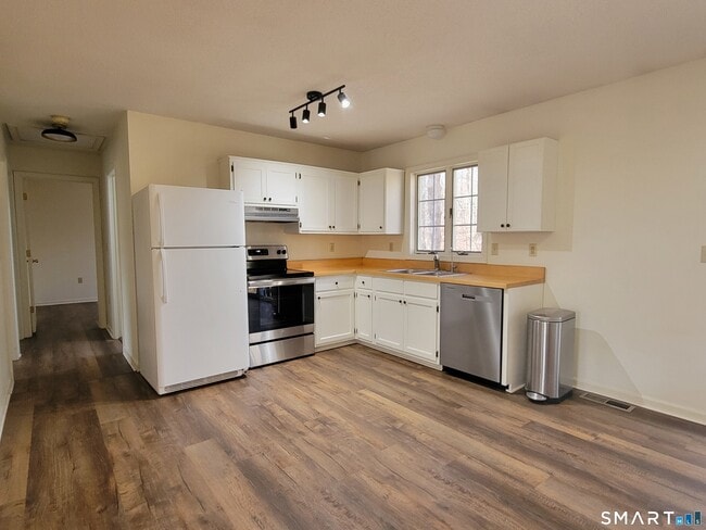 799 Middle Turnpike in Mansfield, CT - Building Photo - Building Photo