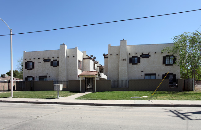 1140 E Avenue Q12 in Palmdale, CA - Foto de edificio - Building Photo