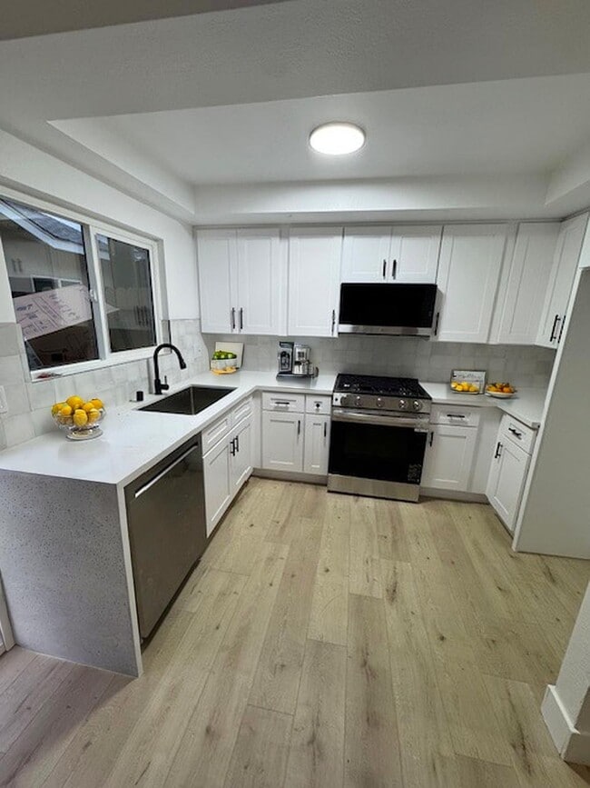 8402 Larson Ave in Garden Grove, CA - Foto de edificio - Building Photo