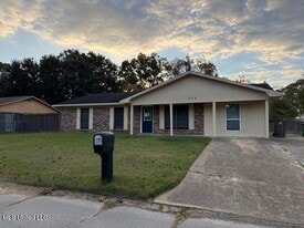 320 Springdale Cir in Biloxi, MS - Building Photo