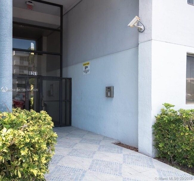 8261 NW 8th St in Miami, FL - Building Photo - Building Photo