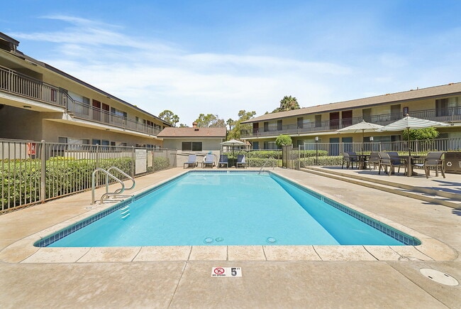 Village Green in La Habra, CA - Foto de edificio - Building Photo