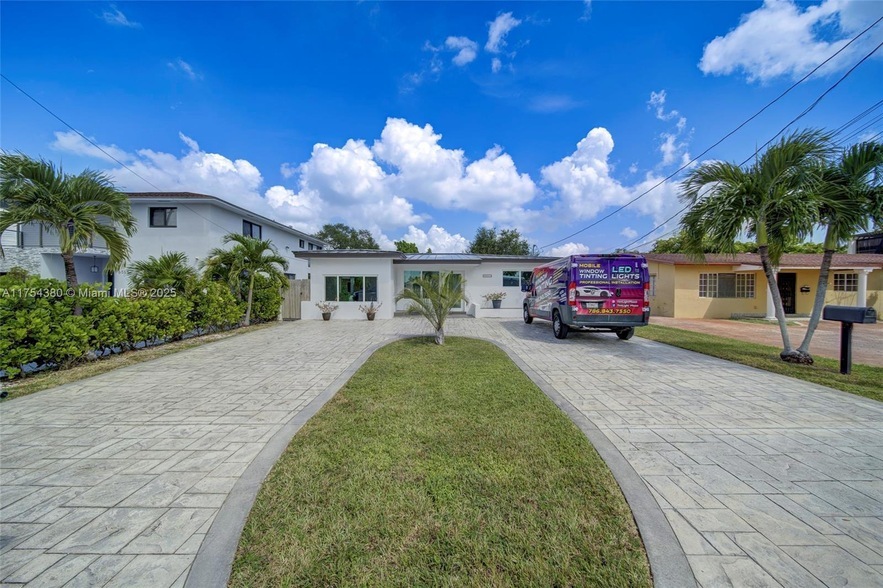 6561 SW 30th St in Miami, FL - Foto de edificio