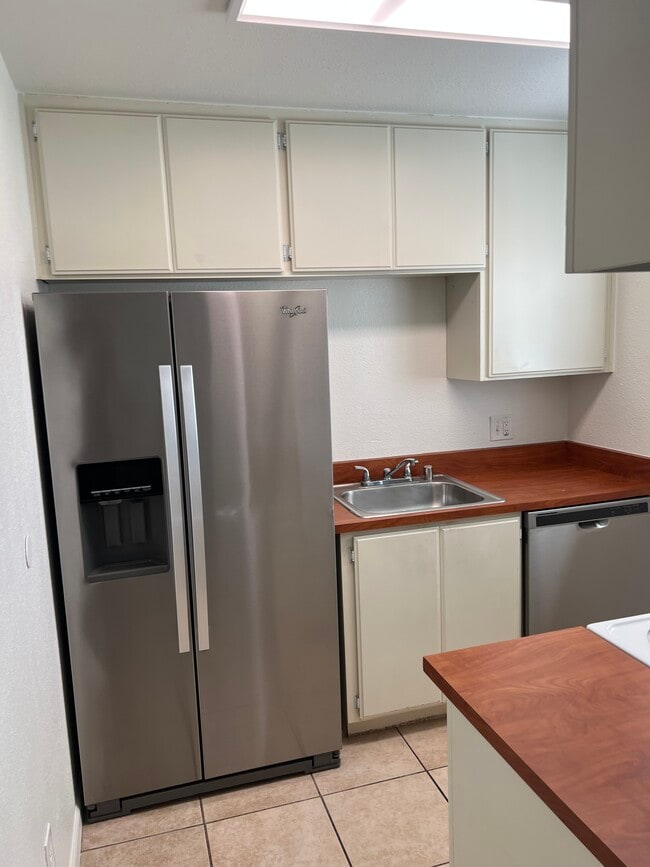 9117 Newhall Dr, Unit 11 in Sacramento, CA - Foto de edificio - Building Photo